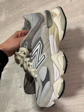 New Balance Grey & White Running Sneaker size 7